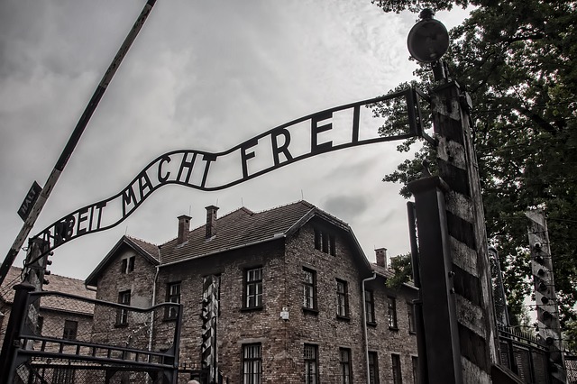 Brama wjazdowa do obozu zagłady Auschwitz